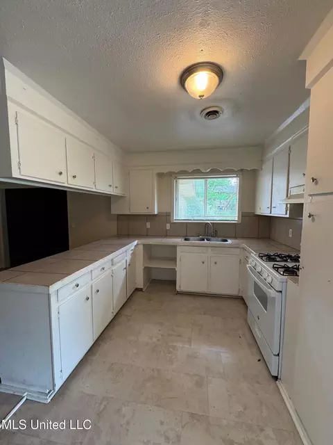 Kitchen - 120 Queen Joanna Ln, Jackson, MS 39209 photo 1 of 2