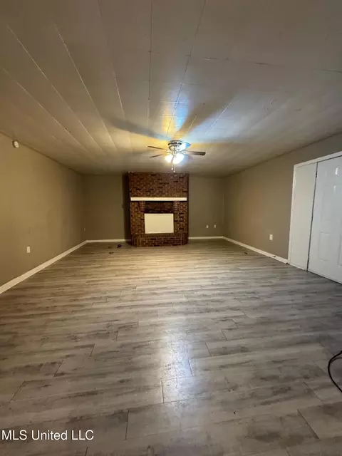 Living - 120 Queen Joanna Ln, Jackson, MS 39209 photo 3 of 4