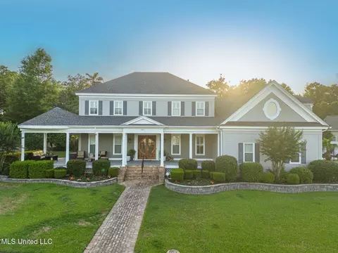 2011 Pointe Clear Dr, Biloxi, MS 39531