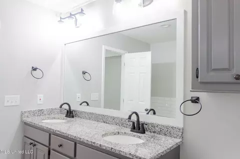 Bath - 122 Fox Meadow Dr, Brandon, MS 39042 photo 1 of 10