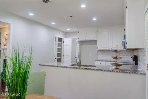Kitchen - 122 Fox Meadow Dr, Brandon, MS 39042 photo 2 of 2