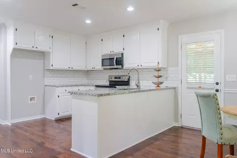 Kitchen - 122 Fox Meadow Dr, Brandon, MS 39042 photo 1 of 2
