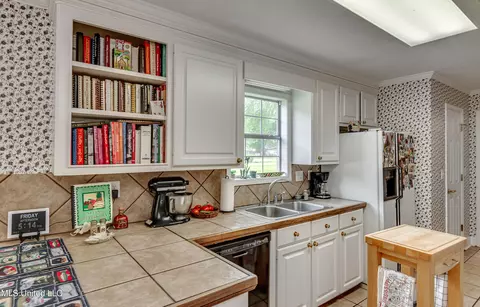 Kitchen - 218 Harbor Ln, Brandon, MS 39047 photo 5 of 10