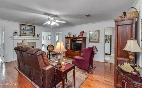 Living - 218 Harbor Ln, Brandon, MS 39047 photo 1 of 3
