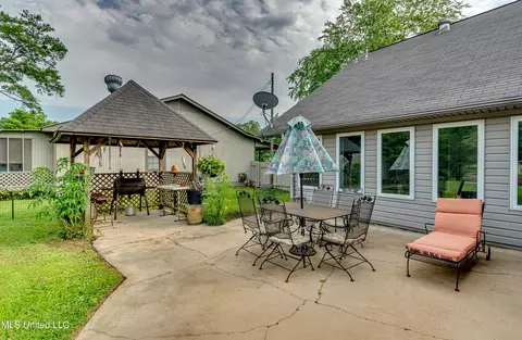 Exterior - 218 Harbor Ln, Brandon, MS 39047 photo 8 of 17