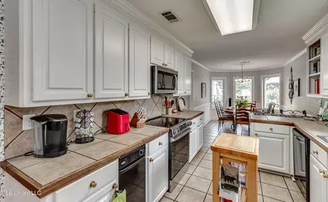 Kitchen - 218 Harbor Ln, Brandon, MS 39047 photo 8 of 10