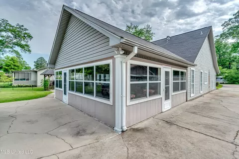 Exterior - 218 Harbor Ln, Brandon, MS 39047 photo 5 of 17
