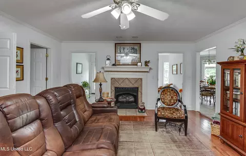 Living - 218 Harbor Ln, Brandon, MS 39047 photo 2 of 3