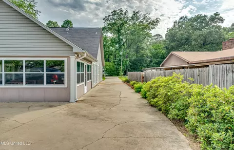Exterior - 218 Harbor Ln, Brandon, MS 39047 photo 12 of 17