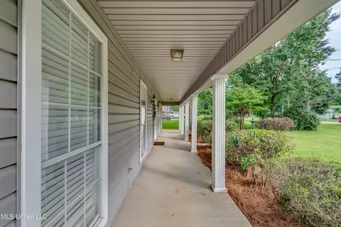 Exterior - 218 Harbor Ln, Brandon, MS 39047 photo 4 of 17