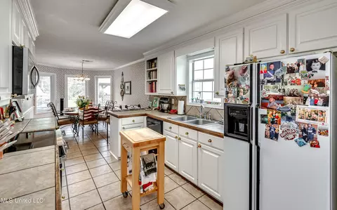 Kitchen - 218 Harbor Ln, Brandon, MS 39047 photo 9 of 10