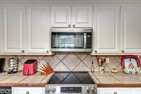 Kitchen - 218 Harbor Ln, Brandon, MS 39047 photo 7 of 10