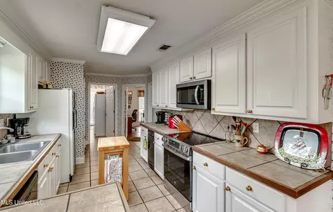 Kitchen - 218 Harbor Ln, Brandon, MS 39047 photo 4 of 10