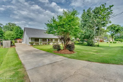 Exterior - 218 Harbor Ln, Brandon, MS 39047 photo 3 of 17