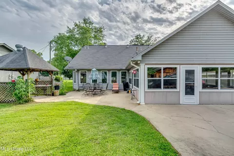 Exterior - 218 Harbor Ln, Brandon, MS 39047 photo 7 of 17