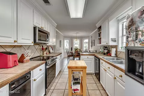 Kitchen - 218 Harbor Ln, Brandon, MS 39047 photo 10 of 10