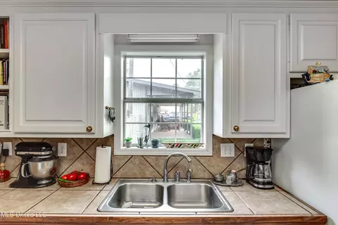 Kitchen - 218 Harbor Ln, Brandon, MS 39047 photo 6 of 10