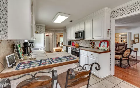 Kitchen - 218 Harbor Ln, Brandon, MS 39047 photo 3 of 10