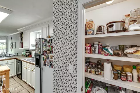 Kitchen - 218 Harbor Ln, Brandon, MS 39047 photo 1 of 10