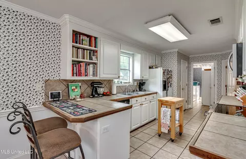 Kitchen - 218 Harbor Ln, Brandon, MS 39047 photo 2 of 10