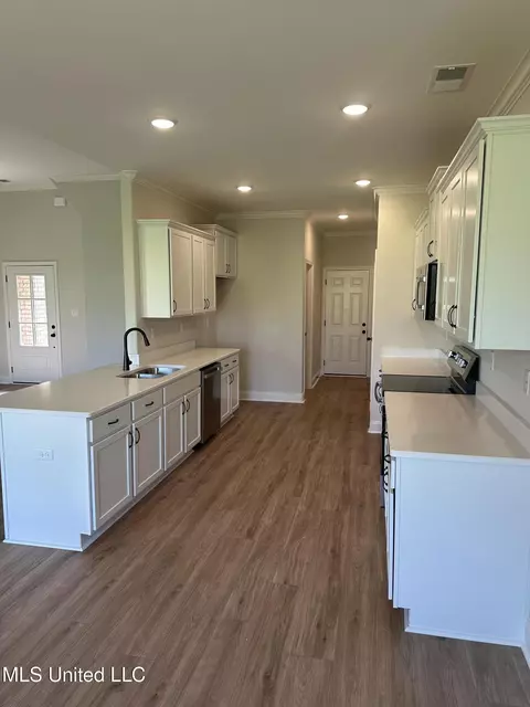 Kitchen - 885 Collie Dr, Hernando, MS 38632 photo 4 of 6