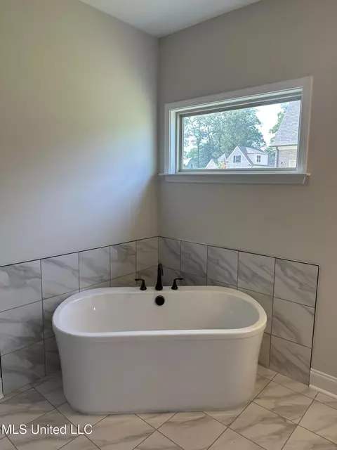 Bath - 885 Collie Dr, Hernando, MS 38632 photo 1 of 4