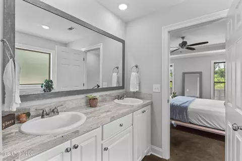 Bath - 123 Bailey Cv, Canton, MS 39046 photo 3 of 5
