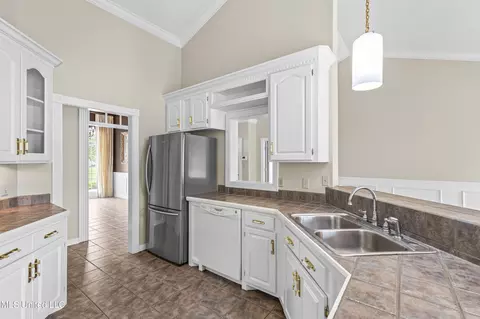 Kitchen - 123 Munich Dr, Madison, MS 39110 photo 2 of 5