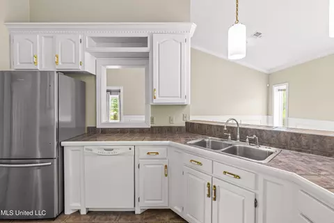 Kitchen - 123 Munich Dr, Madison, MS 39110 photo 5 of 5