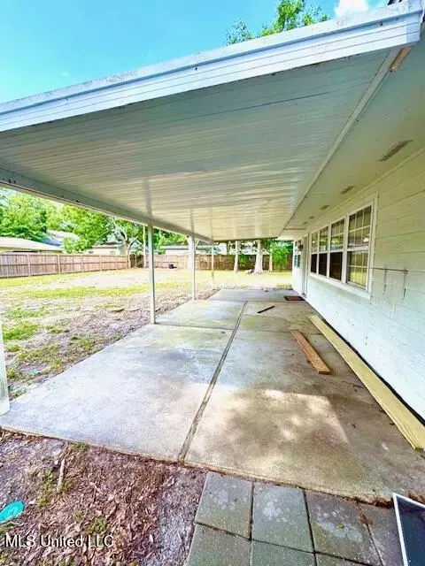 318 E 4th St, Long Beach, MS 39560 photo 2