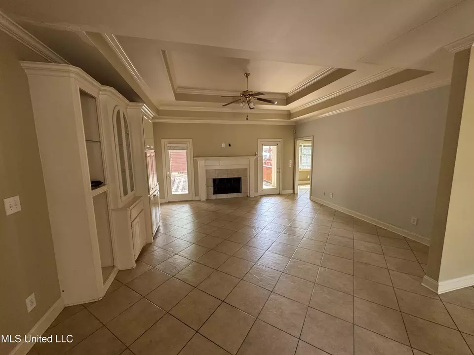 Living - 314 Fox Holw, Canton, MS 39046 photo 1 of 2