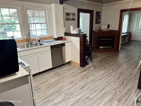 90 Holmes St, Lucedale, MS 39452 photo 3