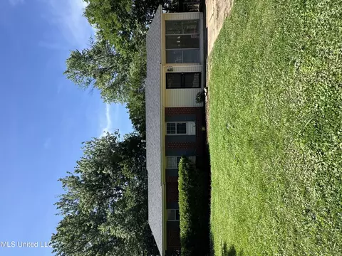 1597 Vicksburg Dr, Southaven, MS 38671