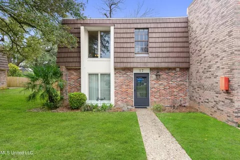 527 Front Beach Dr #17, Ocean Springs, MS 39564