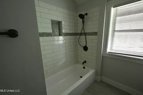 Bath - 3490 Sherrod Rd, Nesbit, MS 38651 photo 3 of 4
