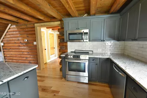 Kitchen - 3490 Sherrod Rd, Nesbit, MS 38651 photo 2 of 2