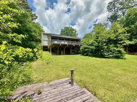 577 W Lakeshore Dr, Carriere, MS 39426