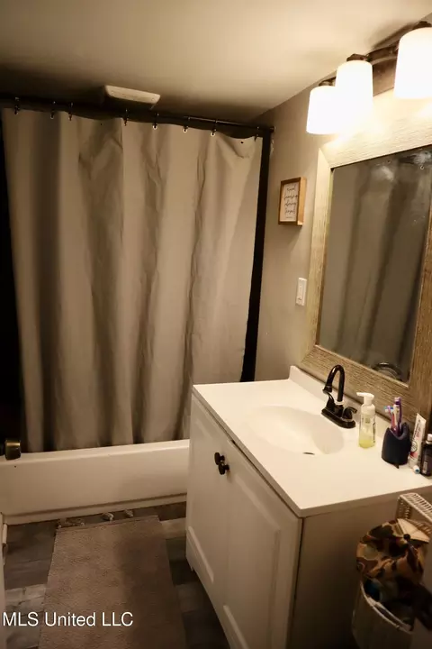 Bath - 5525 Belmont Rd, Hernando, MS 38632 photo 2 of 3