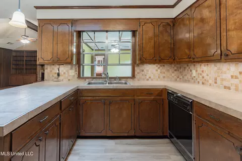 504 Hampton St, Clinton, MS 39056 photo 18