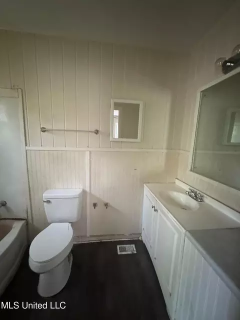 Bath - 1870 Wisteria Dr, Jackson, MS 39204 photo 2 of 2
