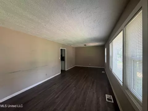 Living - 1870 Wisteria Dr, Jackson, MS 39204 photo 1 of 1