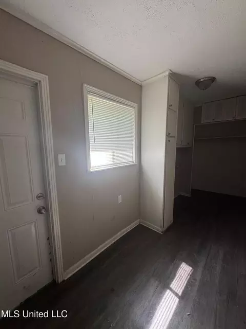 Entry Way - 1870 Wisteria Dr, Jackson, MS 39204 photo 2 of 2