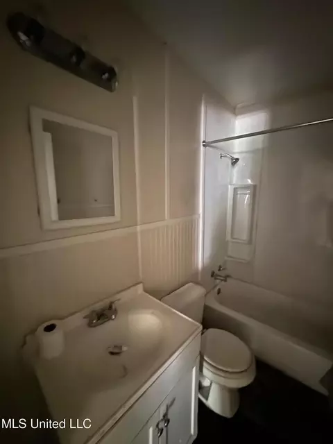 Bath - 1870 Wisteria Dr, Jackson, MS 39204 photo 1 of 2