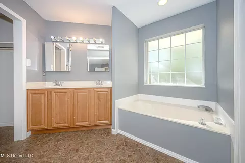 Bath - 8113 Barron Rd, Moss Point, MS 39562 photo 1 of 5