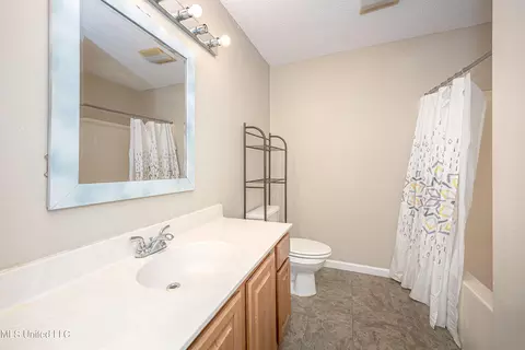 Bath - 8113 Barron Rd, Moss Point, MS 39562 photo 4 of 5