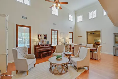 Living - 210 Planters Grv, Brandon, MS 39047 photo 2 of 4