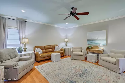 Living - 210 Planters Grv, Brandon, MS 39047 photo 3 of 4