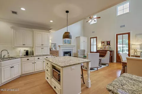 Kitchen - 210 Planters Grv, Brandon, MS 39047 photo 3 of 4