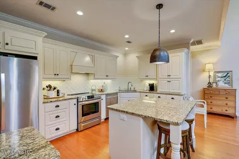 Kitchen - 210 Planters Grv, Brandon, MS 39047 photo 2 of 4