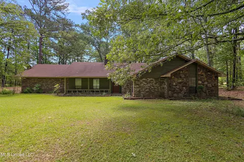 406 Springwood Cir, Terry, MS 39170